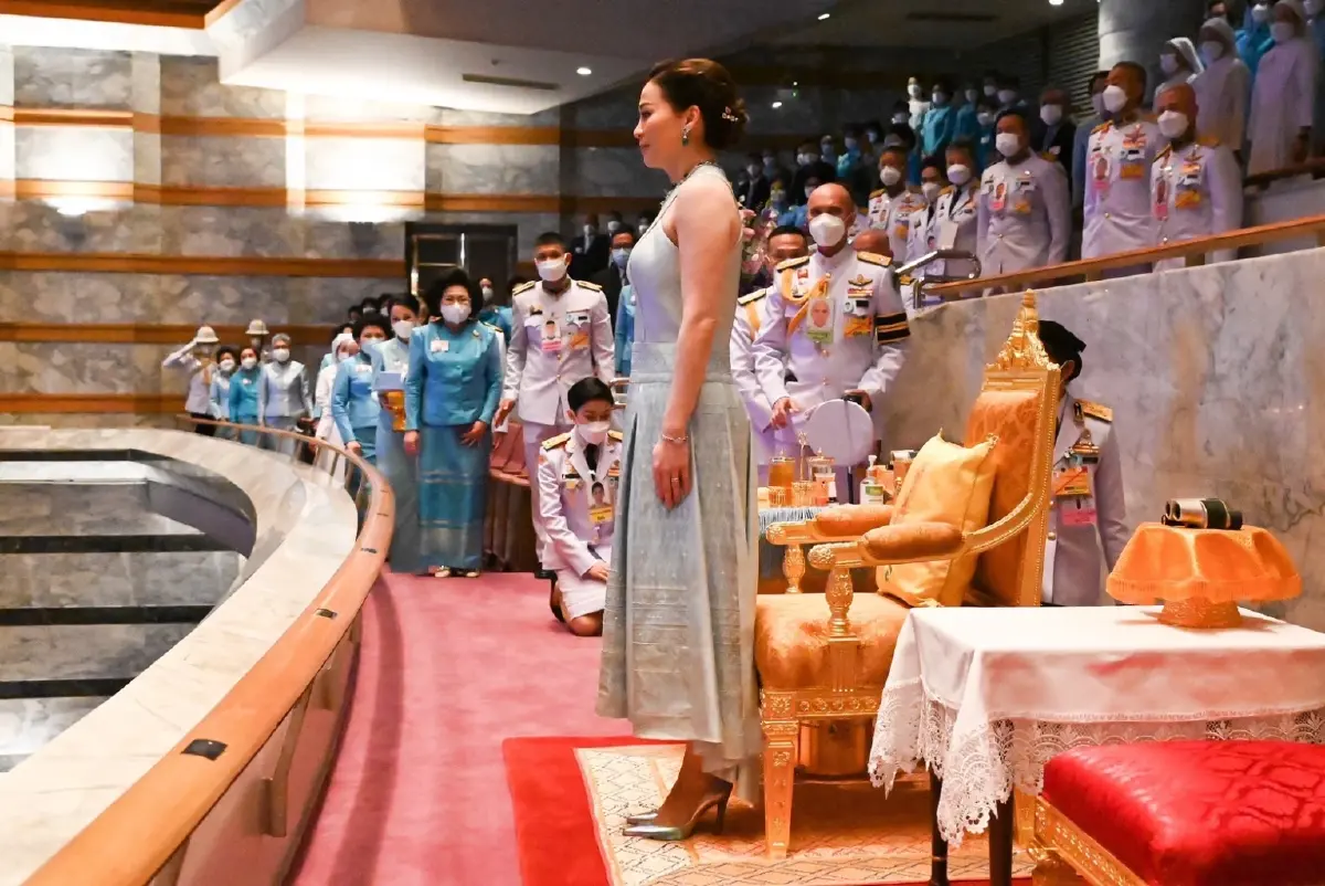 พระราชินี ทอดพระเนตรการแสดง "90 พรรษาสมเด็จพระพันปีหลวง" ท่านผู้หญิงพลอยไพลิน เจนเซน ร่วมขับร้องเพลงพระราชนิพนธ์ ร. 9