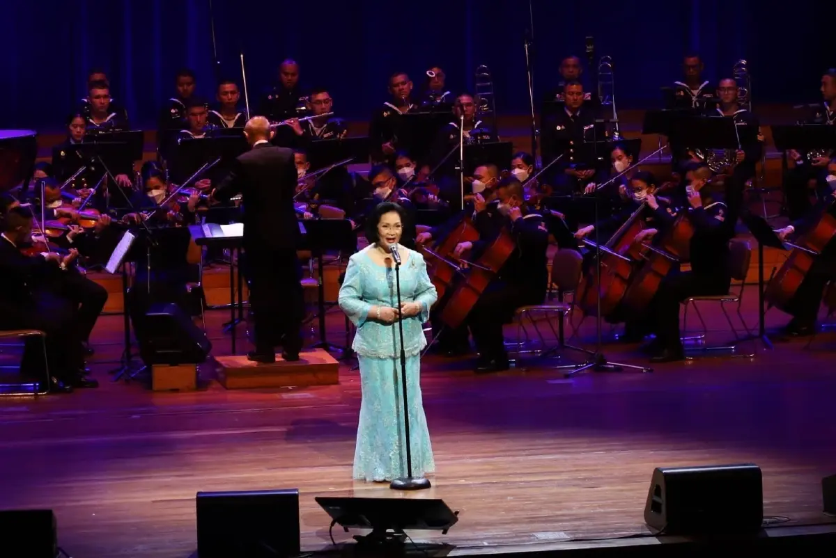 พระราชินี ทอดพระเนตรการแสดง "90 พรรษาสมเด็จพระพันปีหลวง" ท่านผู้หญิงพลอยไพลิน เจนเซน ร่วมขับร้องเพลงพระราชนิพนธ์ ร. 9