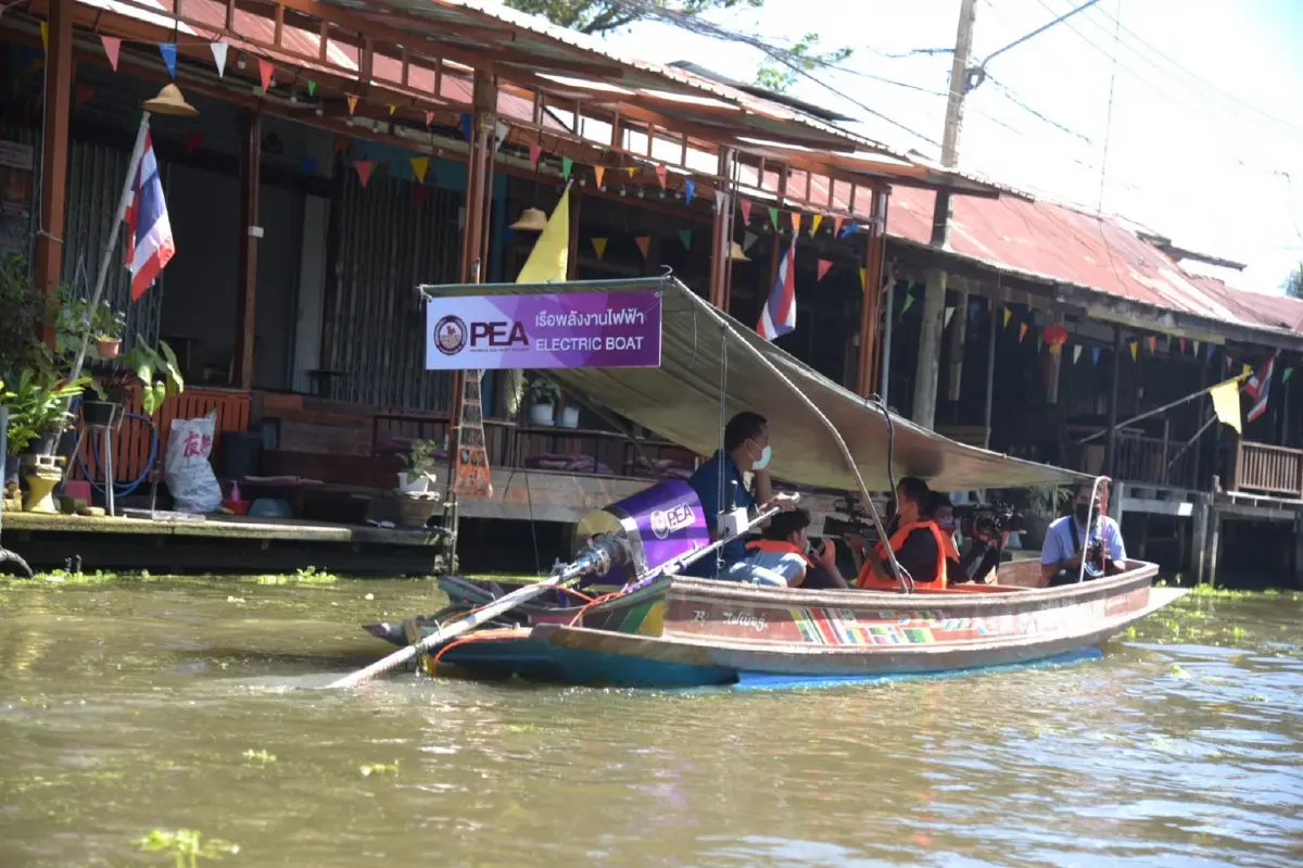 PEA ส่งมอบเครื่องยนต์เรือพลังงานไฟฟ้า ในพื้นที่อำเภอดำเนินสะดวก จังหวัดราชบุรี