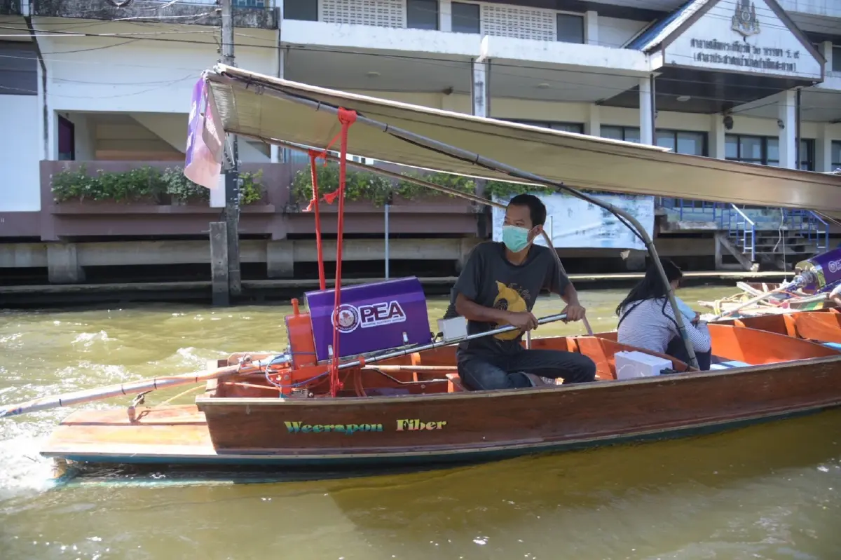 PEA ส่งมอบเครื่องยนต์เรือพลังงานไฟฟ้า ในพื้นที่อำเภอดำเนินสะดวก จังหวัดราชบุรี