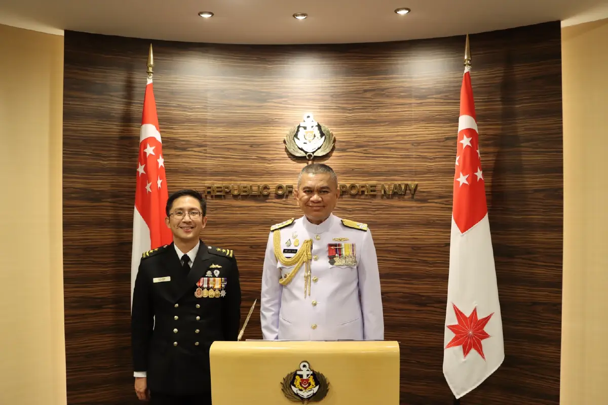 ผบ.ทร.รับเครื่องอิสริยาภรณ์ ด้านการทหาร จากสิงคโปร์