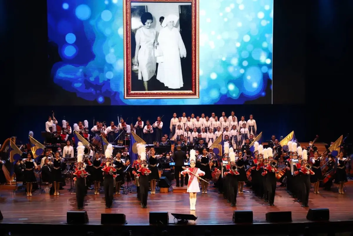 พระราชินี ทอดพระเนตรการแสดง "90 พรรษาสมเด็จพระพันปีหลวง" ท่านผู้หญิงพลอยไพลิน เจนเซน ร่วมขับร้องเพลงพระราชนิพนธ์ ร. 9