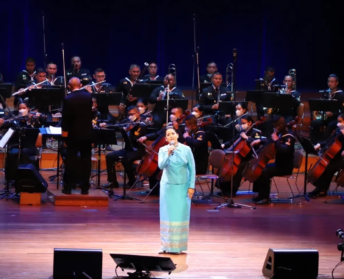 พระราชินี ทอดพระเนตรการแสดง "90 พรรษาสมเด็จพระพันปีหลวง" ท่านผู้หญิงพลอยไพลิน เจนเซน ร่วมขับร้องเพลงพระราชนิพนธ์ ร. 9