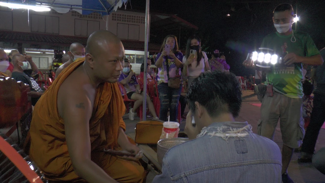 เต๋า ภูศิลป์ ร้องเพลงถวายท้าวเวสสุวรรณ จุดธูปเสี่ยงทายได้เลขเด็ด 3 ตัวเน้นๆ