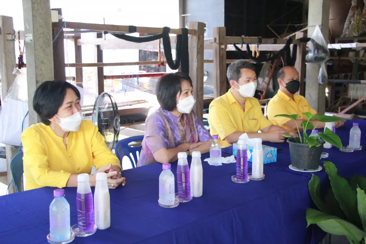 อธิบดีกพร.ส่งโฆษกกรม ลงพื้นที่ชมการฝึกทักษะ เพิ่มมูลค่าผลิตภัณฑ์ “ลองเบิ่งผ้ายาย”