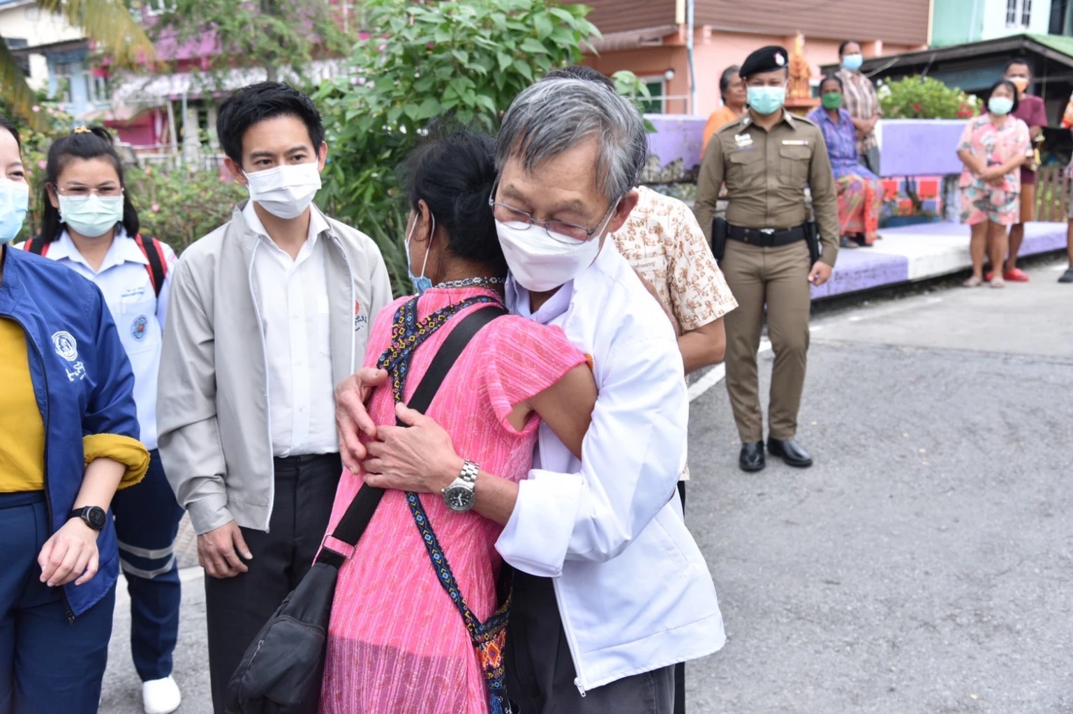 "ชวน" ลงพื้นที่ เมืองปากน้ำ มอบของช่วยชาวบ้านน้ำท่วม