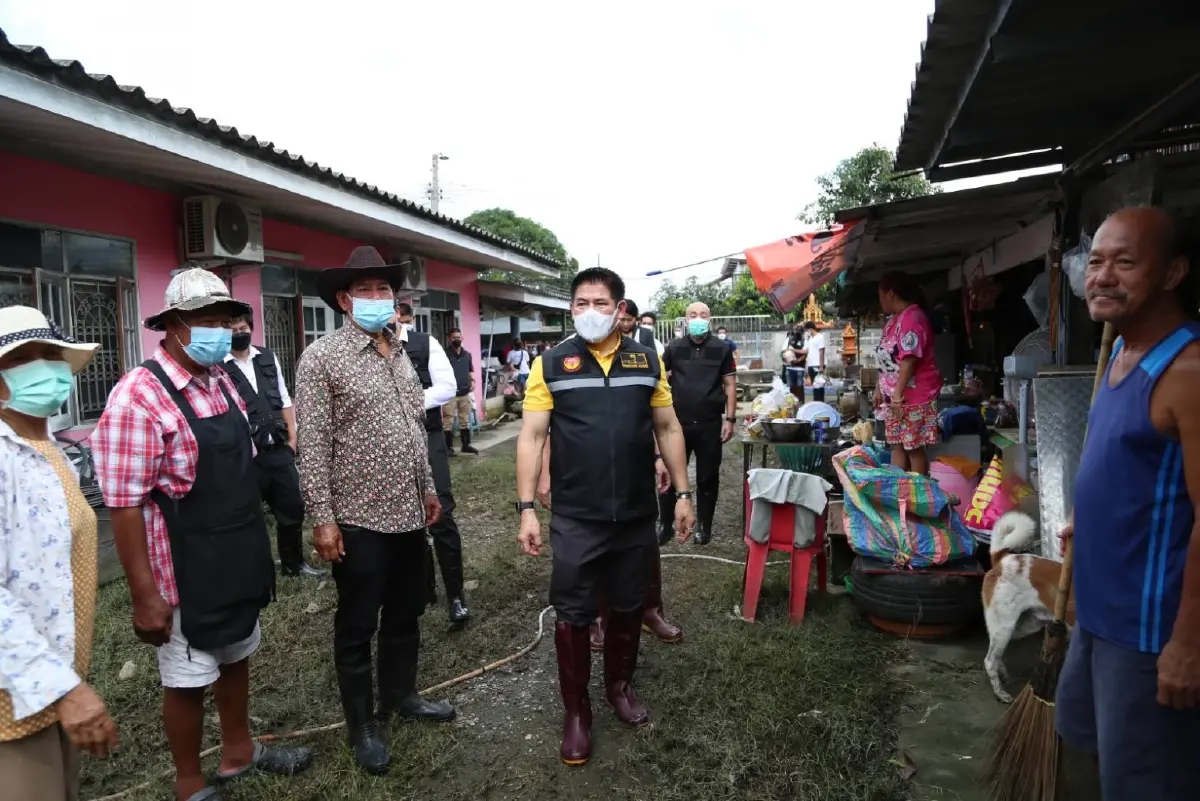"ธรรมนัส" ควง "ส.ก.บางเขน" มอบถุงยังชีพ ให้กำลังใจชาวบ้าน โดน "น้ำท่วม"