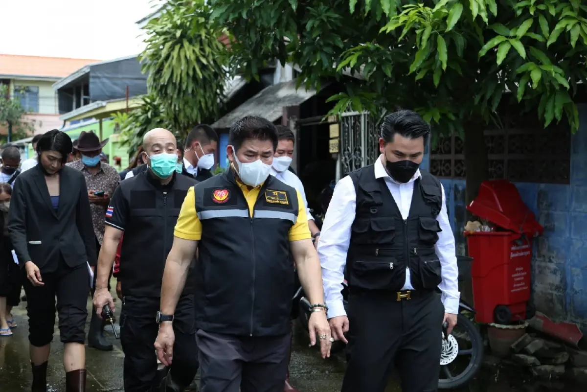 "ธรรมนัส" ควง "ส.ก.บางเขน" มอบถุงยังชีพ ให้กำลังใจชาวบ้าน โดน "น้ำท่วม"