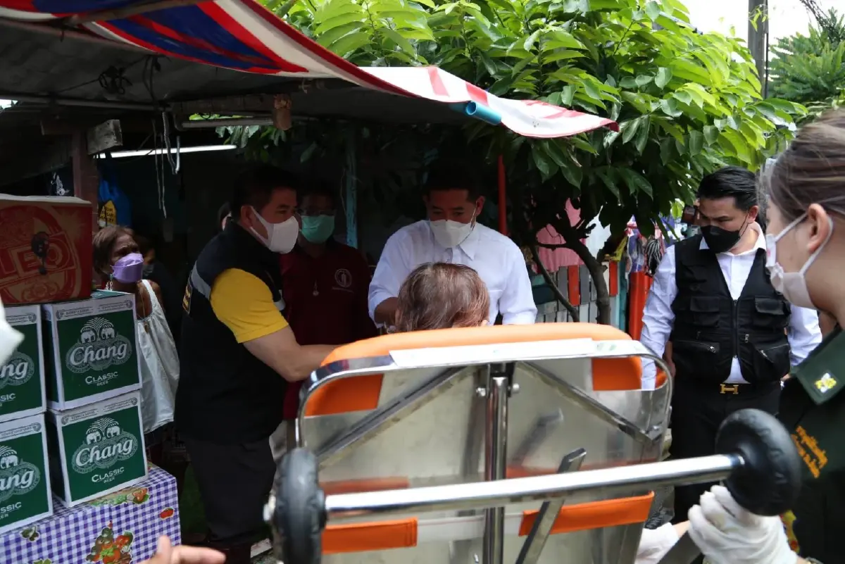 "ธรรมนัส" ควง "ส.ก.บางเขน" มอบถุงยังชีพ ให้กำลังใจชาวบ้าน โดน "น้ำท่วม"