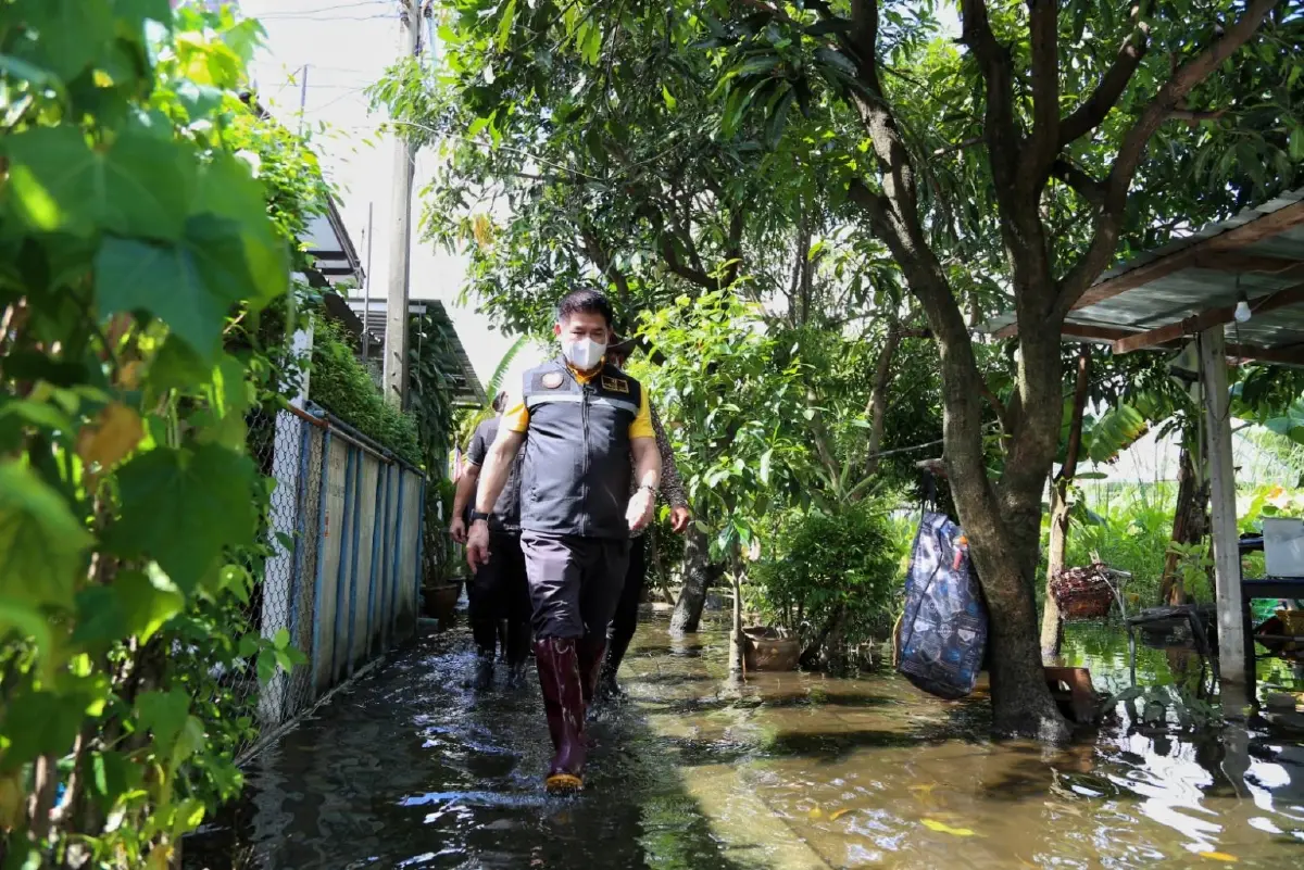 "ธรรมนัส" ควง "ส.ก.บางเขน" มอบถุงยังชีพ ให้กำลังใจชาวบ้าน โดน "น้ำท่วม"