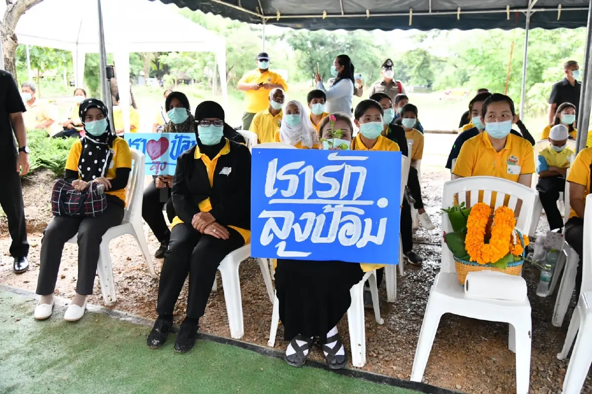 “ประวิตร” ลงพื้นที่ตาก มอบสิทธิใช้ประโยชน์ที่ดิน เกือบ 5 หมื่นไร่ มุ่งแก้จน