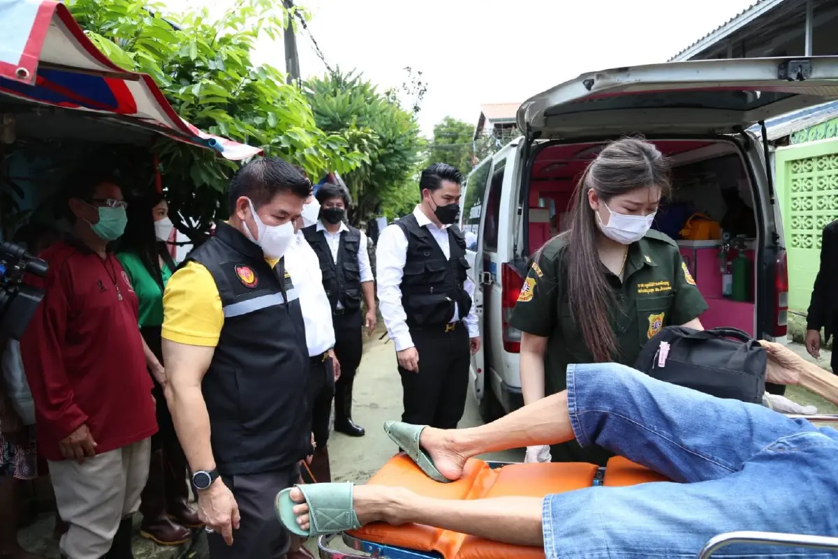 "ธรรมนัส" ควง "ส.ก.บางเขน" มอบถุงยังชีพ ให้กำลังใจชาวบ้าน โดน "น้ำท่วม"