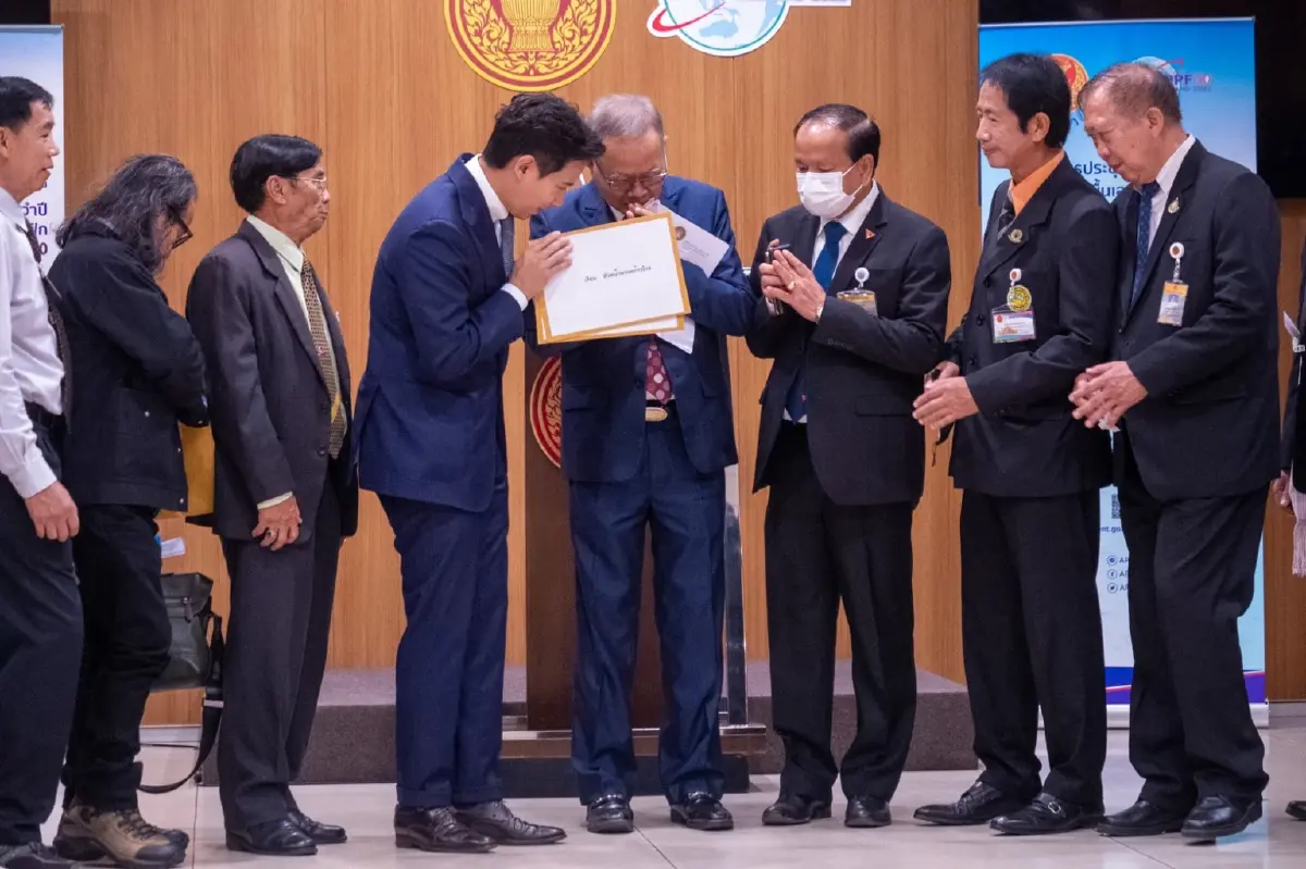 เคลียร์ใจกันแล้ว! “ก้าวไกล-สหพันธ์ข้าราชการฯ” ย้ำไม่เคยเสนอตัด “บำนาญ”