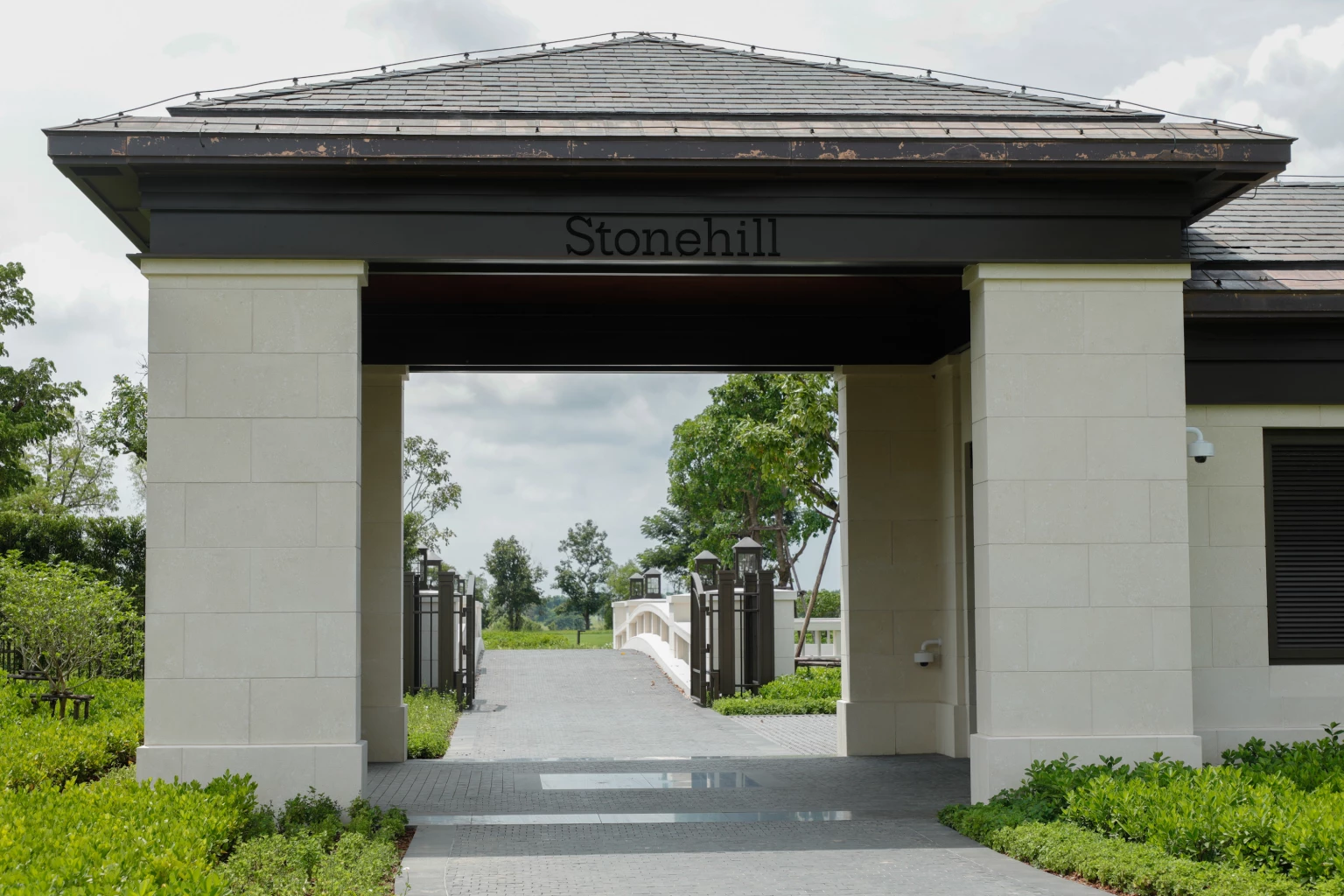 Take the idea of "StoneHill", the "Sarat Ratanavadi" golf course of the