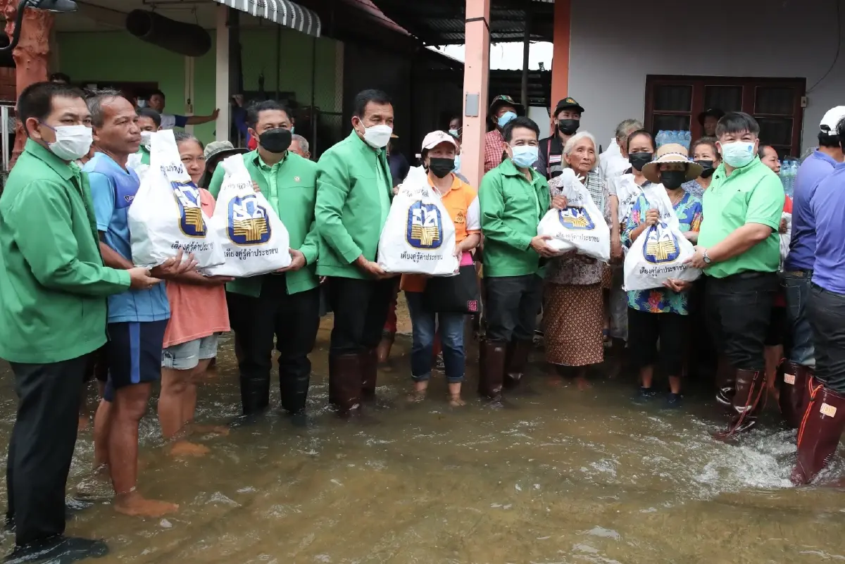ธ.ก.ส. มอบถุงยังชีพให้เกษตรกรผู้ประสบอุทกภัย จ. ศรีสะเกษ และอุบลราชธานี