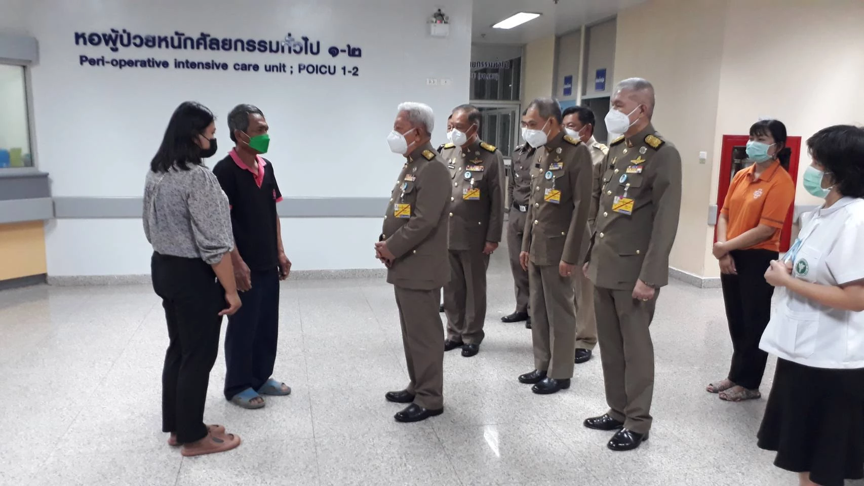 ในหลวง โปรดเกล้าฯ ให้ปธ. องคมนตรี ไปเยี่ยม ครอบครัวผู้บาดเจ็บจากเหตุกราดยิง