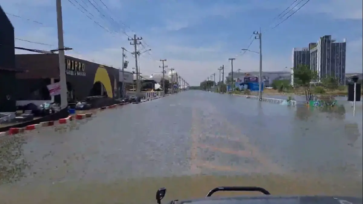 "น้ำท่วมอุบล" เซ็นทรัล อุบล ประกาศปิดให้บริการหลังถนนน้ำท่วมสูงกว่า 1 เมตร
