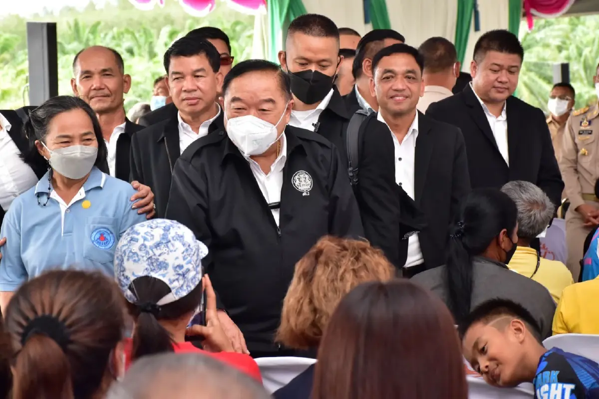 ประวิตร  ลงพื้นที่ สุราษฎร์ธานี  สั่งวางแผนรับมือฝน - น้ำท่วม ภาคใต้