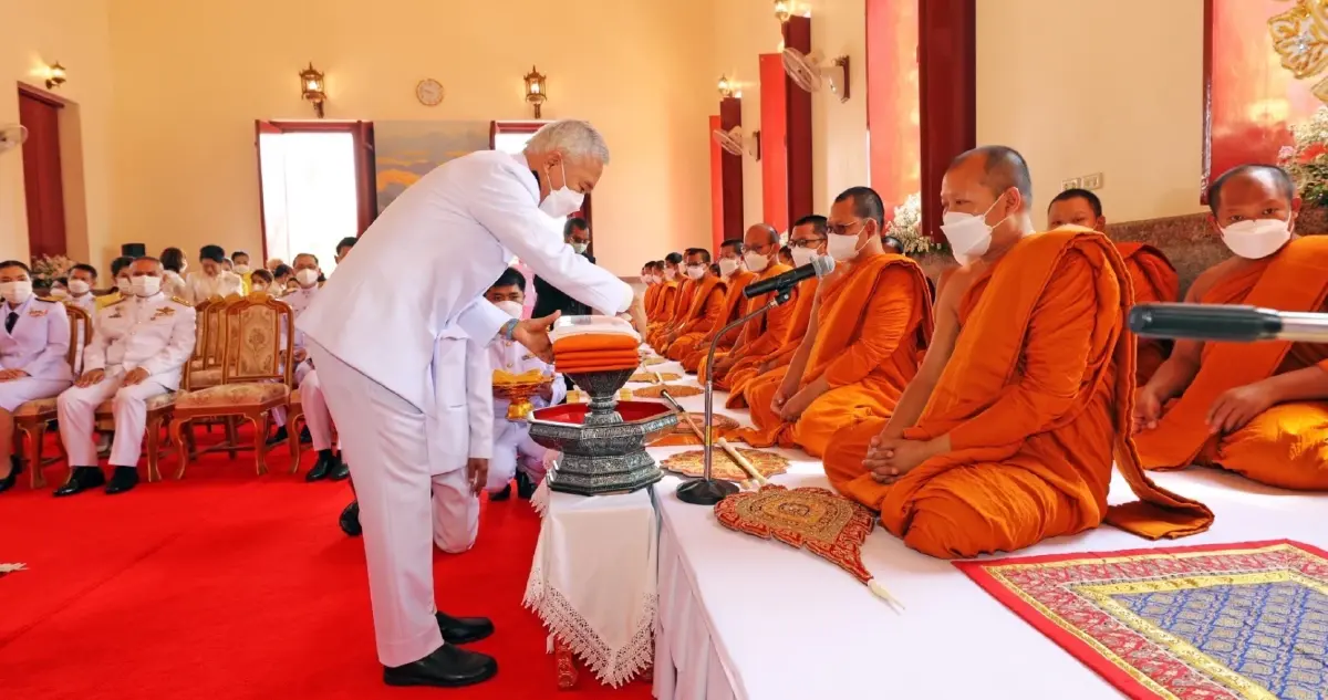“สุวัจน์”ถวายผ้าพระกฐินพระราชทานของม.ราชภัฏโคราช