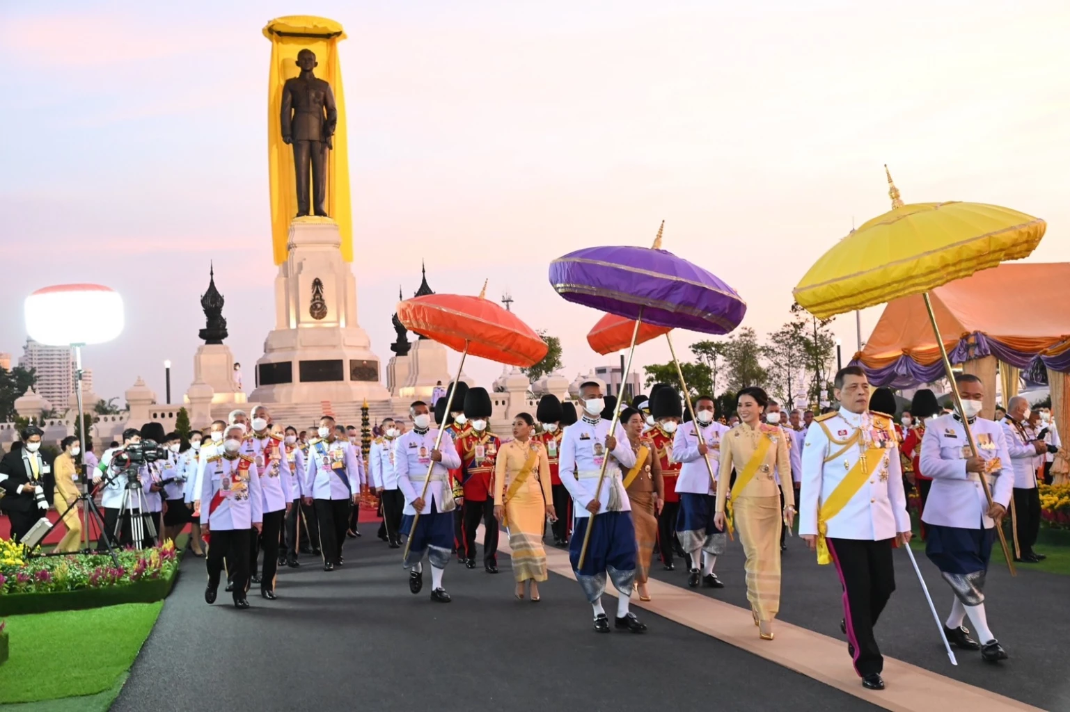XRcHSSrWUTEdotI3djaJ ในหลวง ทรงเปิด 'พระบรมราชานุสาวรีย์ ร.9'