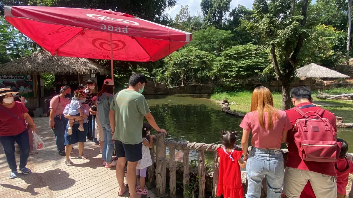 วันหยุดยาว สวนสัตว์เชียงใหม่คึกคักผู้ปกครองแห่พาลูกมาเที่ยว