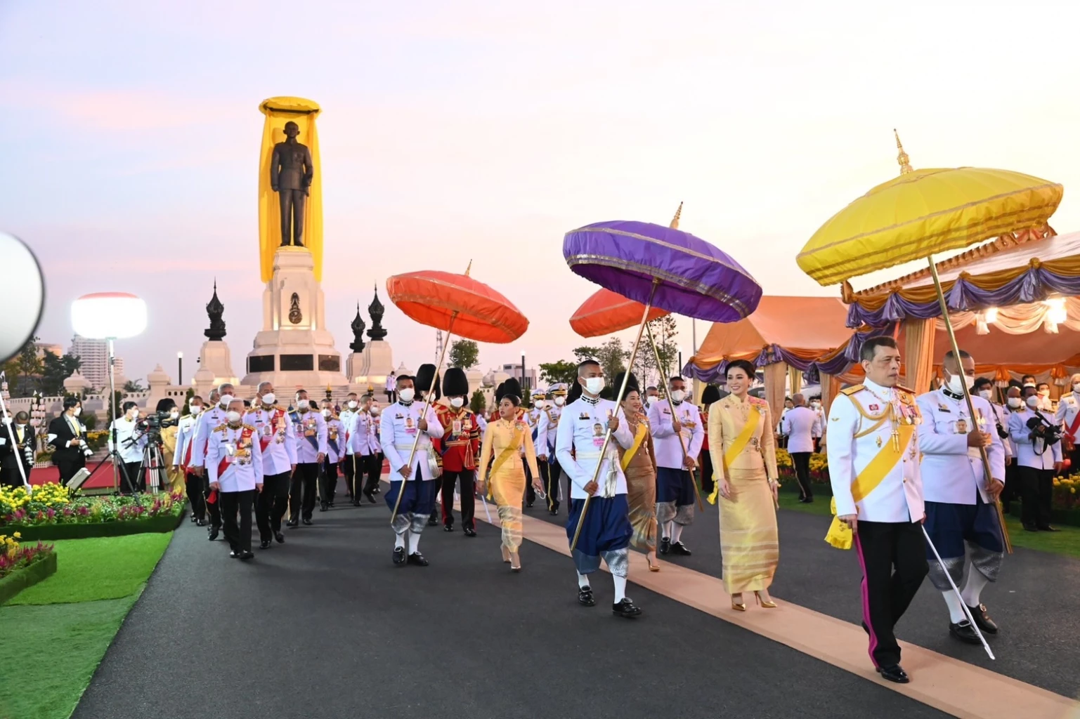 ในหลวง ทรงเปิด 'พระบรมราชานุสาวรีย์ ร.9'