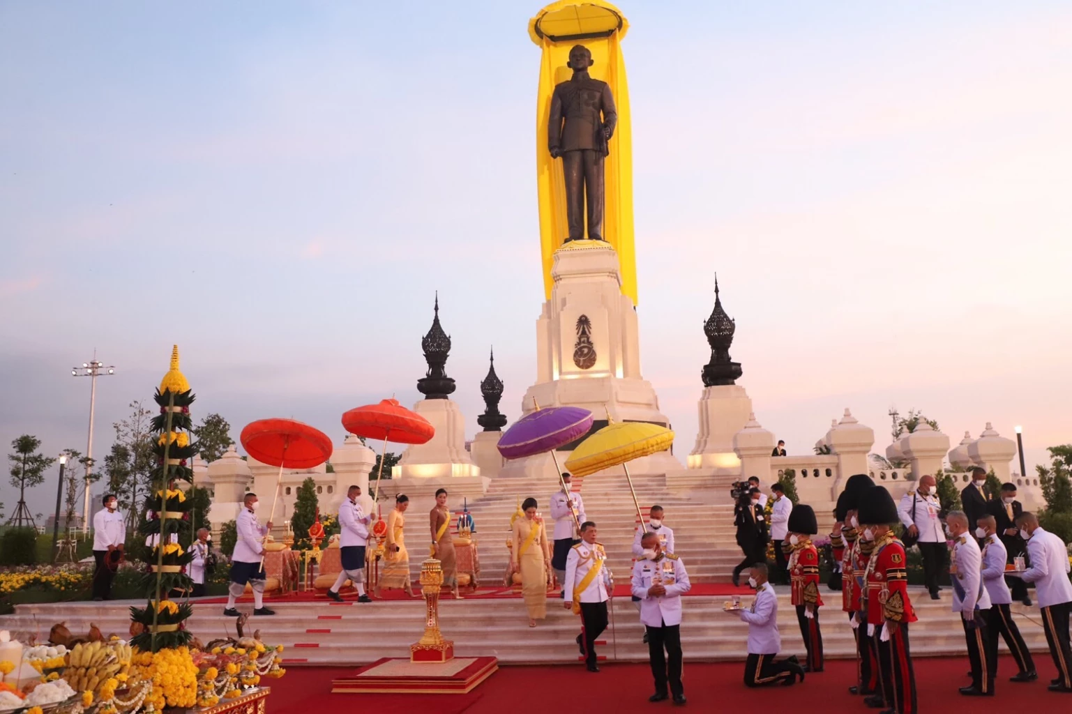 ในหลวง ทรงเปิด 'พระบรมราชานุสาวรีย์ ร.9'
