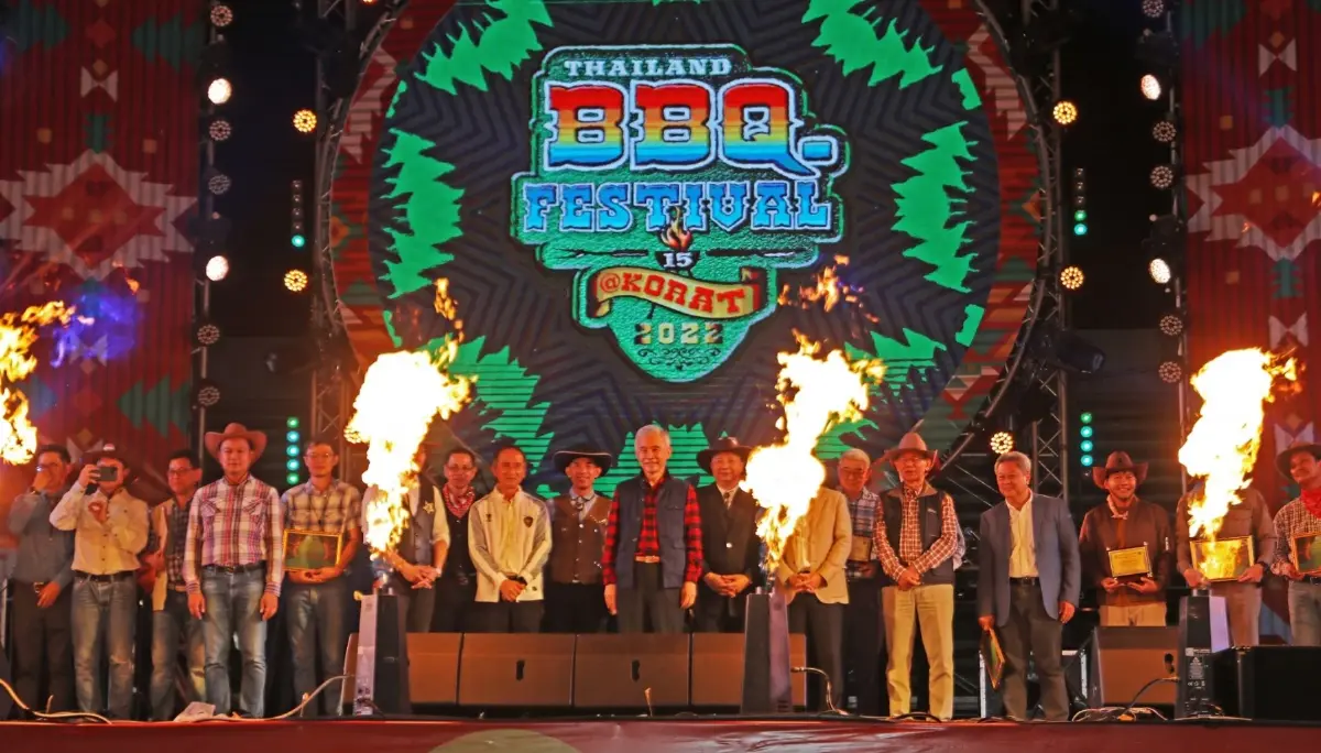 ชื่นใจ “โคราชวากิว” เสิร์ฟผู้นำเอเปค “ผ้าไหมปักธงชัย” ของที่ระลึกสื่อสารทั่วโลก