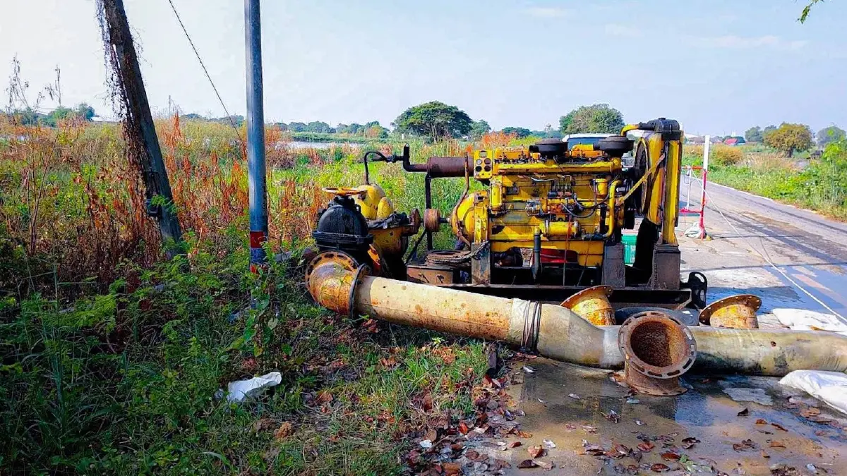 กรมชลประทาน ระบายน้ำท่วมขังออกจากพื้นที่ลุ่มต่ำอย่างต่อเนื่อง