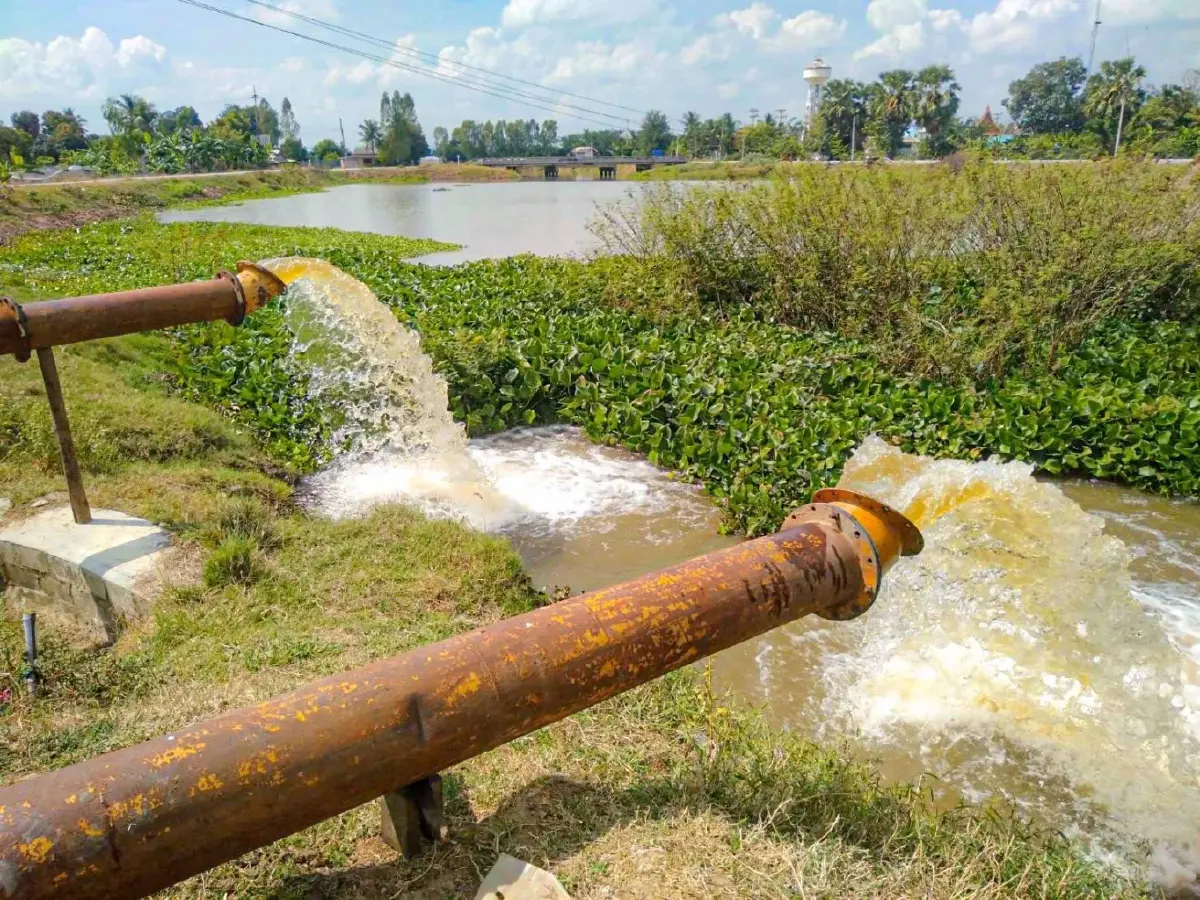 กรมชลประทาน ระบายน้ำท่วมขังออกจากพื้นที่ลุ่มต่ำอย่างต่อเนื่อง