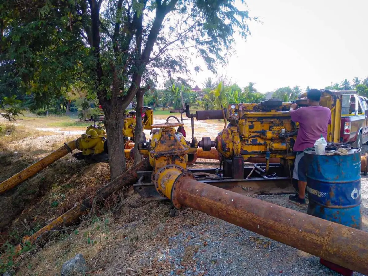 กรมชลประทาน ระบายน้ำท่วมขังออกจากพื้นที่ลุ่มต่ำอย่างต่อเนื่อง