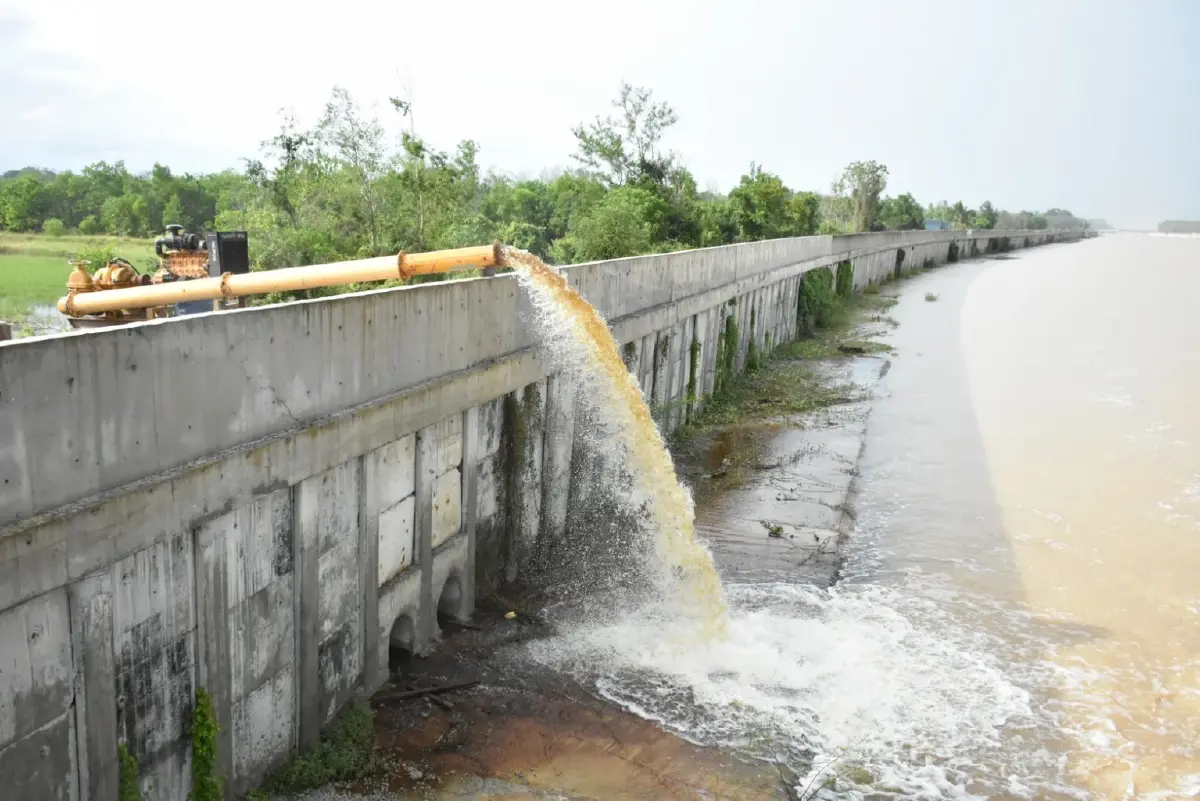 กรมชลประทาน ติดตั้งเครื่องสูบน้ำเพิ่มในพื้นที่ภาคใต้ รับมือฝนตกหนัก