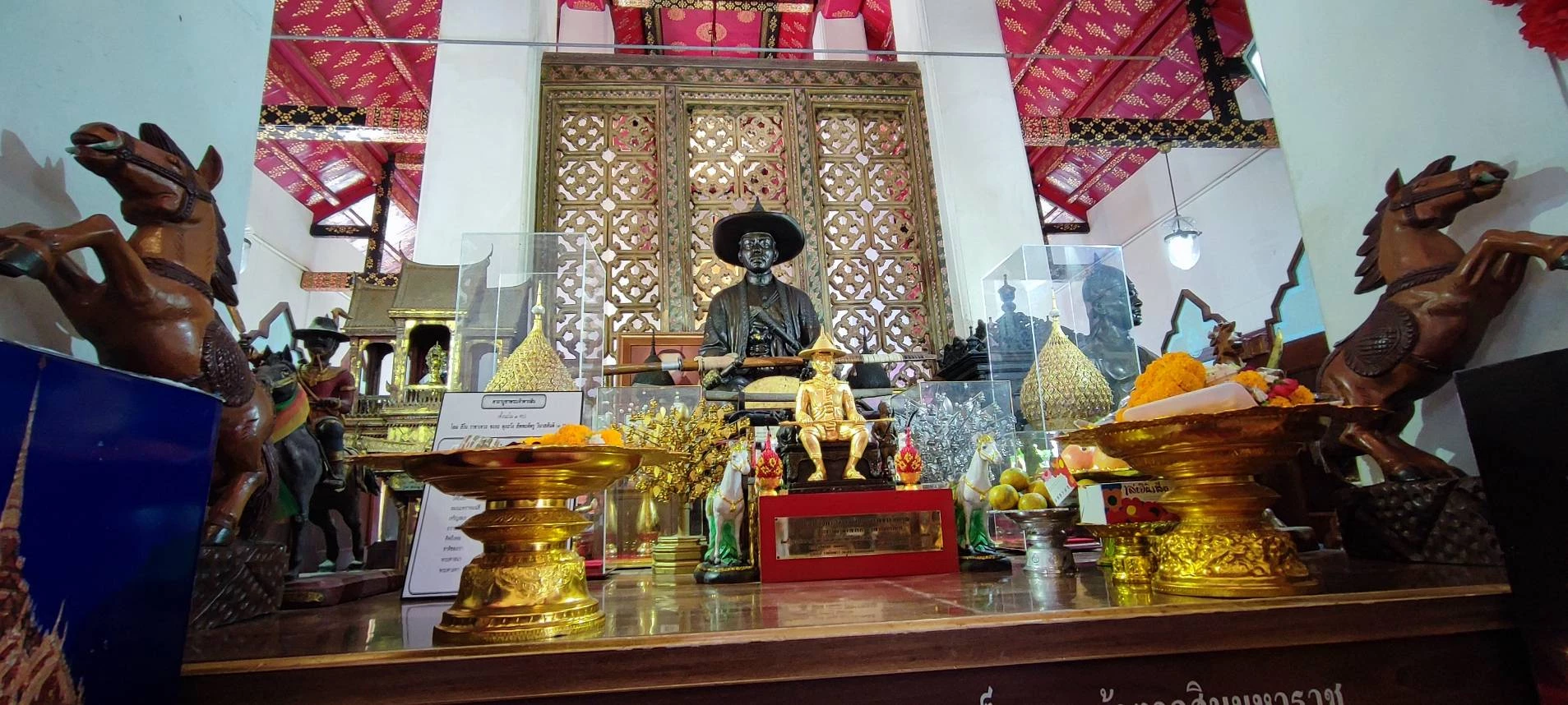 บูชา "พระเจ้าตากสิน" อย่างไรให้ ปลดหนี้ และสำเร็จ