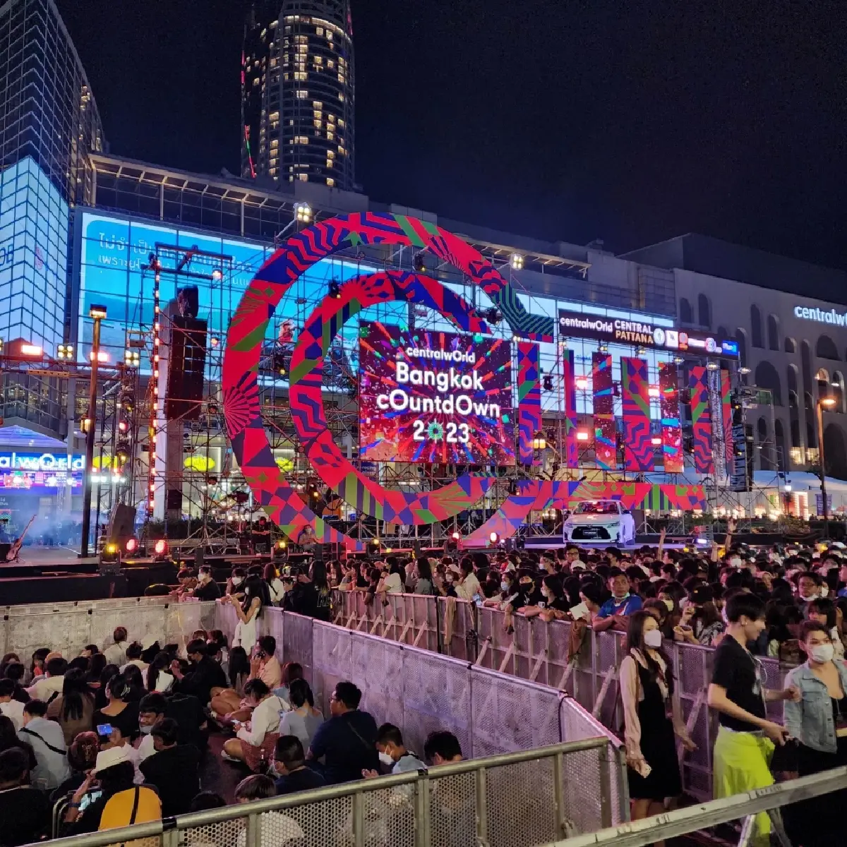 เซ็นทรัลเวิลด์เคาท์ดาวน์คึกคัก ผู้ร่วมงานวิ่งกรูหลังประตูเปิด​