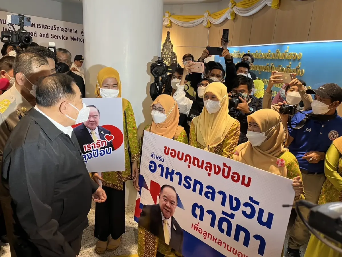 “ประวิตร” นำคณะลงพื้นที่ภาคใต้ ควงตะหลิว โชว์ฝีมือทำผัดซีอิ๊ว