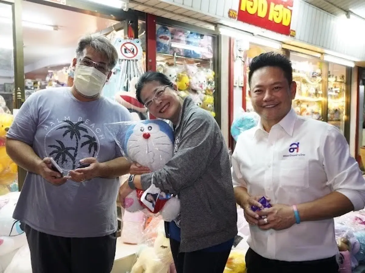 “สุดารัตน์" ควง "สุวงศ์" เดินตลาดโชคชัย4 ชู แก้หนี้ เติมเงินในกระเป๋า