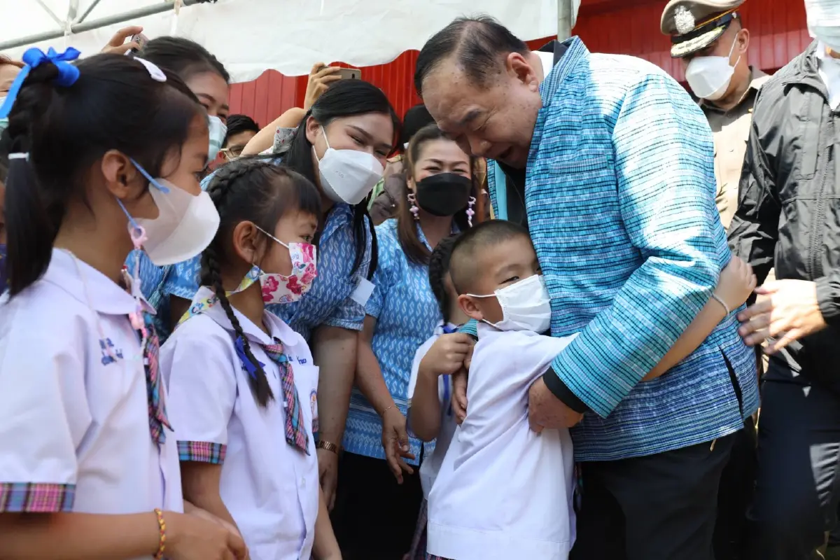 “ประวิตร” ลงพื้นที่ พะเยา-ลำปาง “ธรรมนัส” โผล่ ร่วมคณะ ปชช. เชียร์นั่ง “นายกฯ”