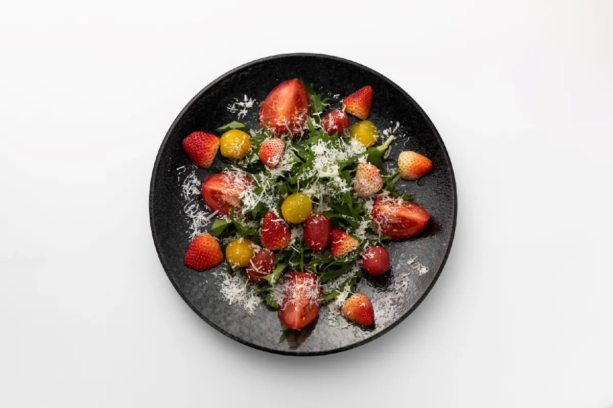 สลัดสตรอว์เบอร์รี่กับมะเขือเทศ