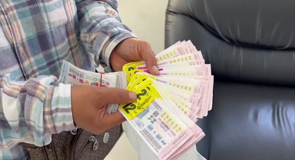 แม่ค้าเร่ขายลอตเตอรี่โร่แจ้งความ ตร. ถูกหลอกขาย "สลากปลอม" 400 ใบ
