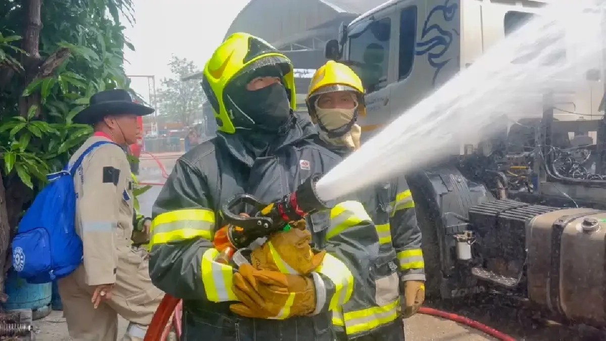 รถบรรทุกก๊าซแอลพีจีรั่ว ในโรงงานบรรจุก๊าซ ใช้เวลานาน 2 ชม. คุมสถานการณ์ได้