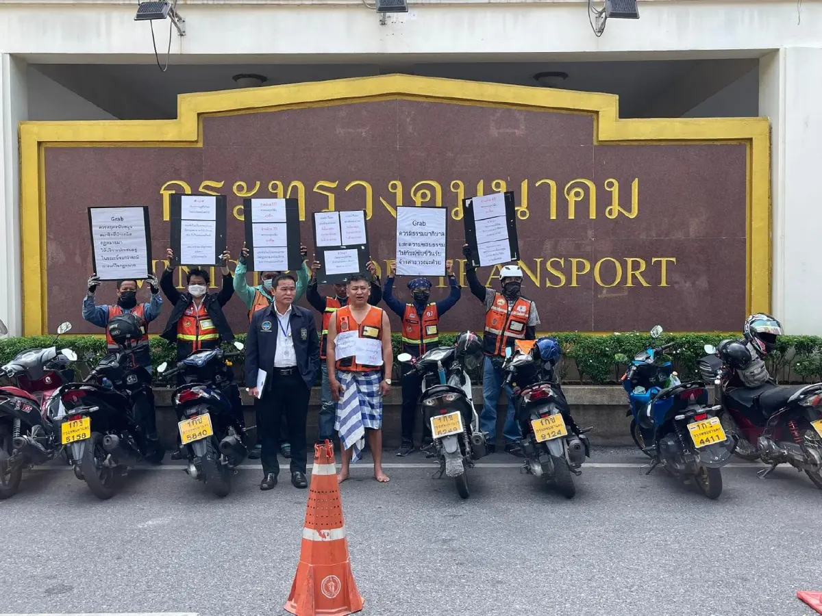 วินจักรยานยนต์ - แท็กซี่ บุก 'คมนาคม' ร้องสอบบริการขนส่งผ่านแอปฯ