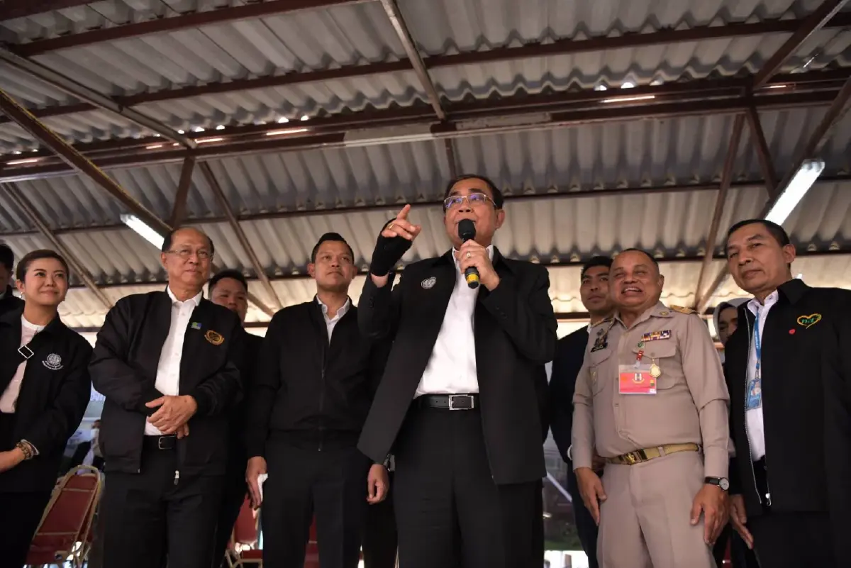 "ประยุทธ์" ลุยภูเก็ต ปัดมาหาเสียง แต่พลั้งปากถาม "จะเลือกใคร"