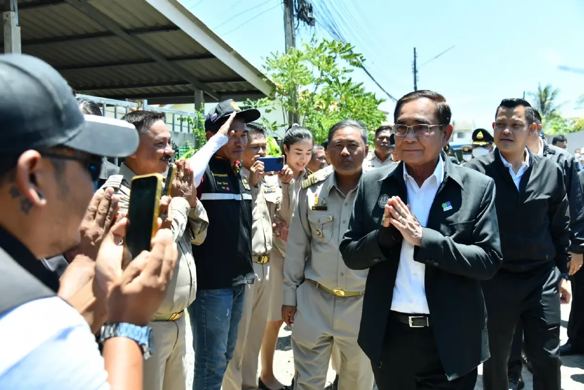 "ประยุทธ์" ลุยภูเก็ต ปัดมาหาเสียง แต่พลั้งปากถาม "จะเลือกใคร"