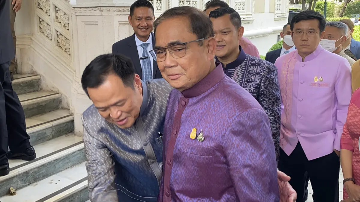 "อนุทิน" โผกอด "ประยุทธ์" ซบแนบอก โชว์ชื่นมื่น นายกฯ อุบ จับมือ ภท. อีกหรือไม่