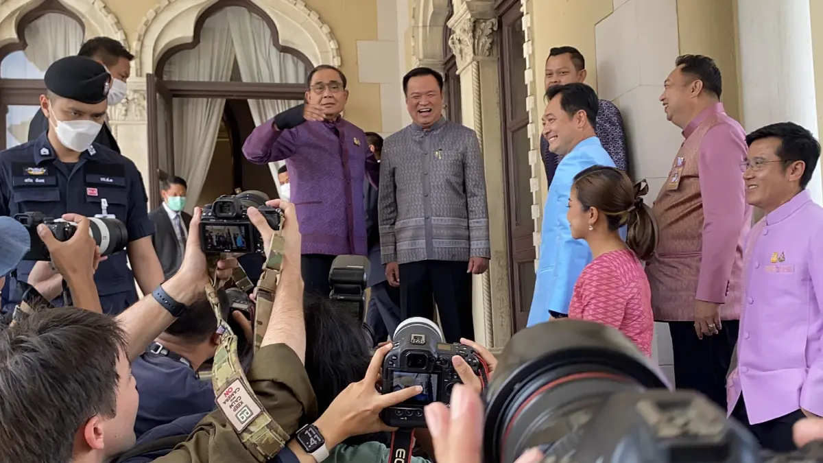 "อนุทิน" โผกอด "ประยุทธ์" ซบแนบอก โชว์ชื่นมื่น นายกฯ อุบ จับมือ ภท. อีกหรือไม่