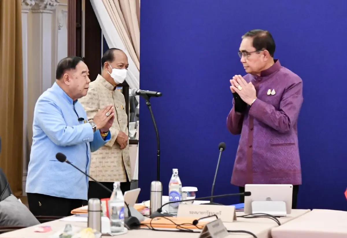 "ประวิตร" นำ "ครม." อวยพร วันเกิด "ประยุทธ์" ครบ 69 ปี