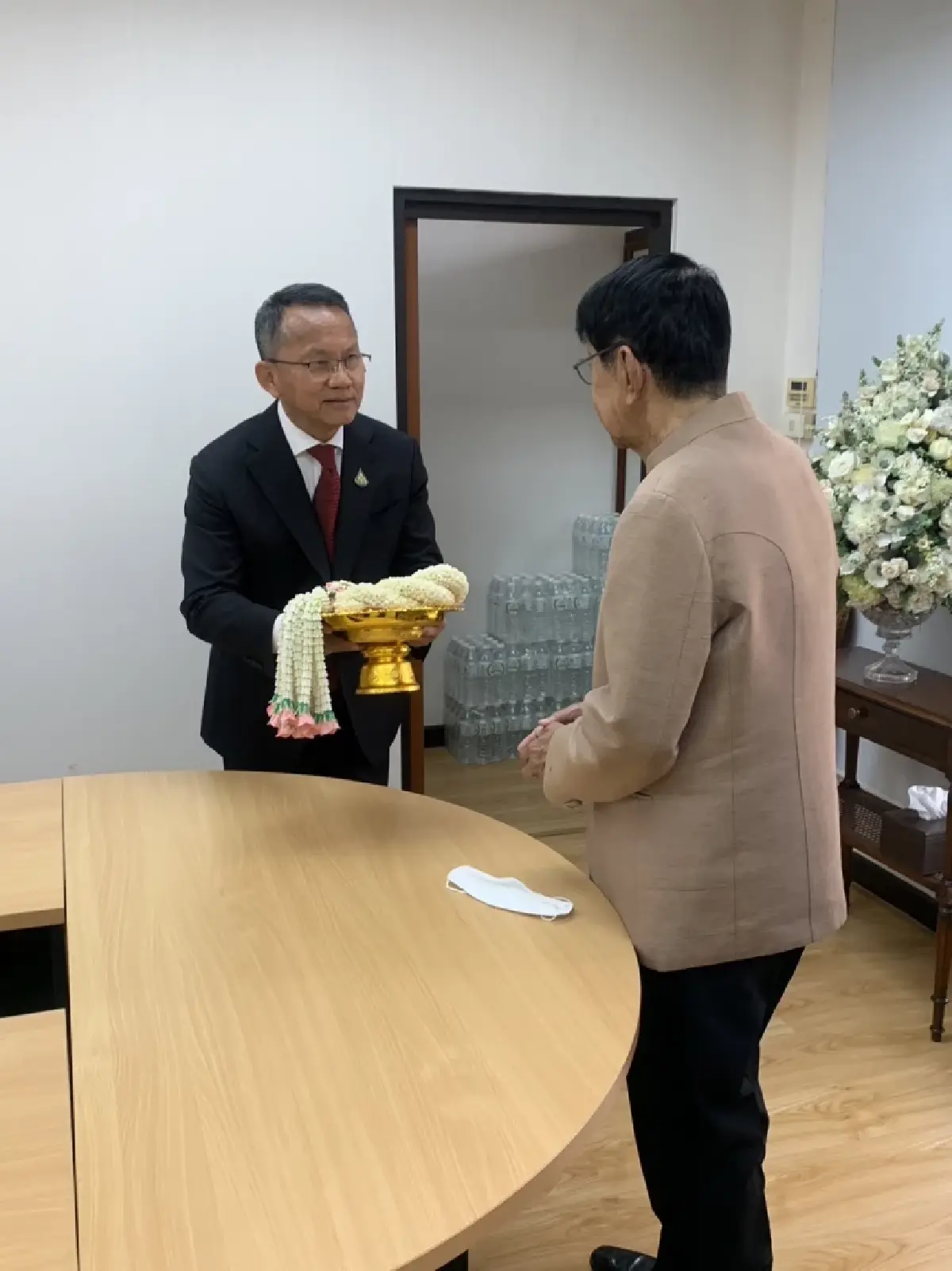 แยกทาง พปชร. “สมศักดิ์-สุริยะ” เข้ากราบลา “ประวิตร” ยัน ไร้ข้อขัดแย้ง