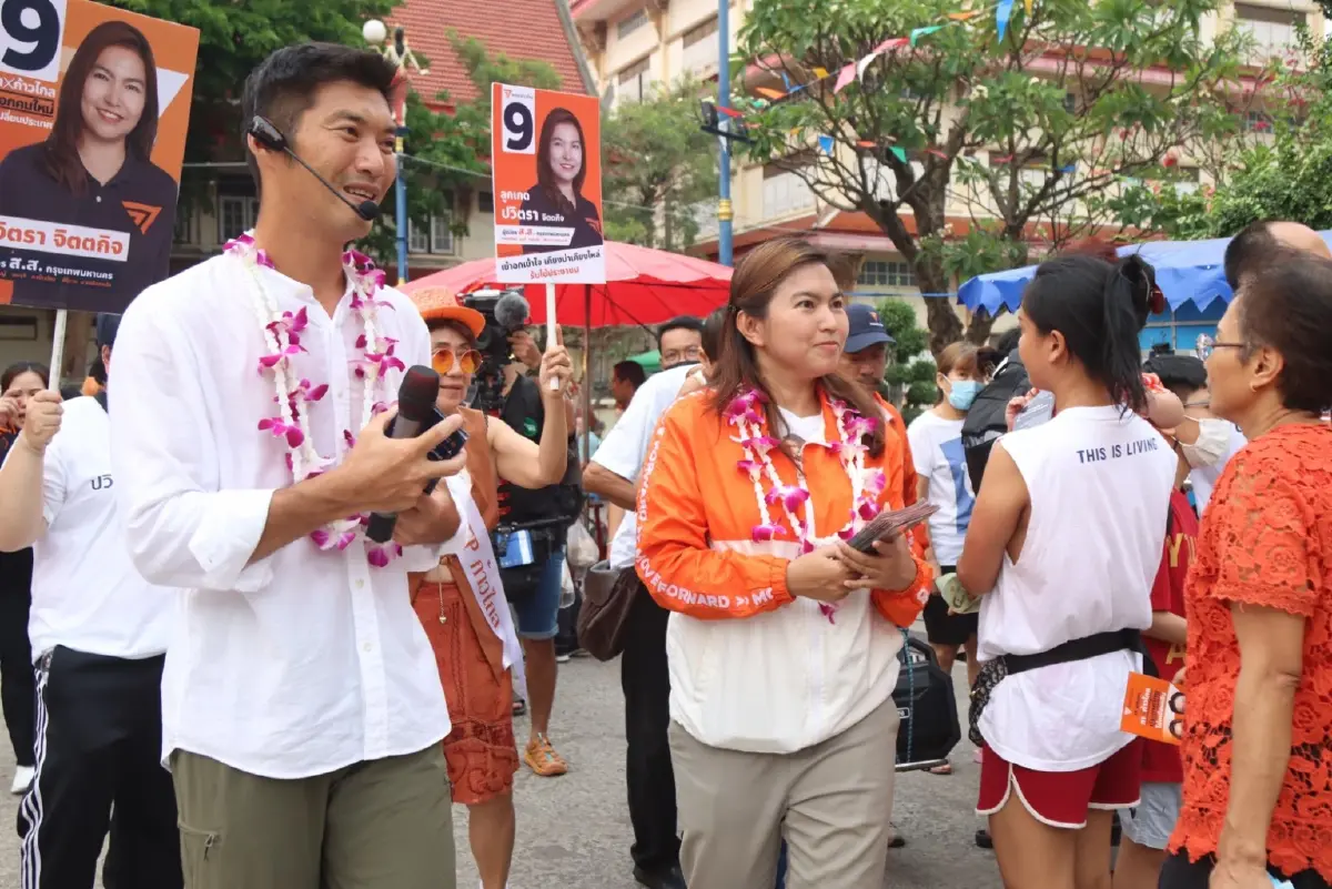 "ธนาธร" ลุยฝั่งธนขอคะแนน "ปวิตรา"  -"พิจารณ์"ชูผลงานก้าวไกลรถเมล์EV