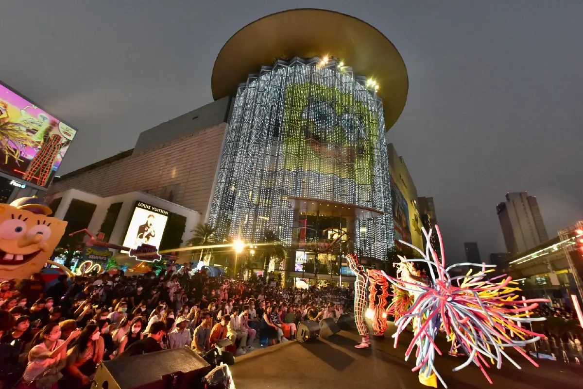 สงกรานต์ 2566 คลื่นมหาชนร่วมฉลองสยามพารากอนล้นหลาม