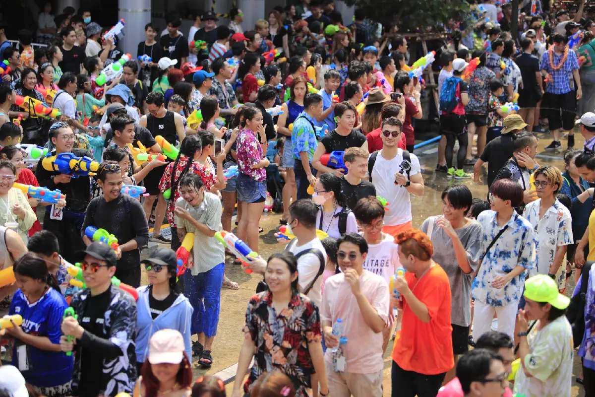 'เย็นทั่วหล้า มหาสงกรานต์' จัดเต็ม! คนเที่ยวแน่น ซอยจุฬาฯ 5 สัมผัสเสน่ห์ไทย